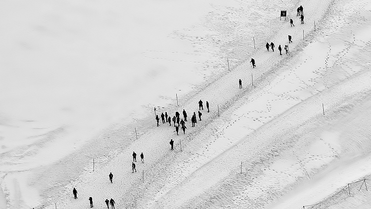 People in snow -376361