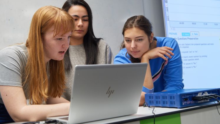 16-9-ratio-behavioural-lab-students-on-laptop-carl-goodwin-photography