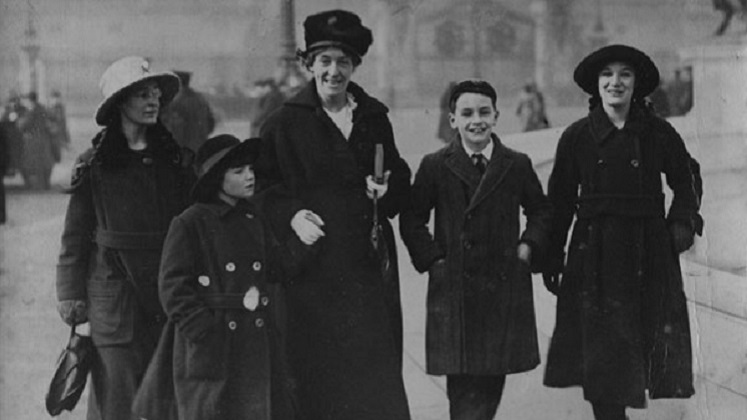 Jessy Mair and children, 1918. Credit LSE