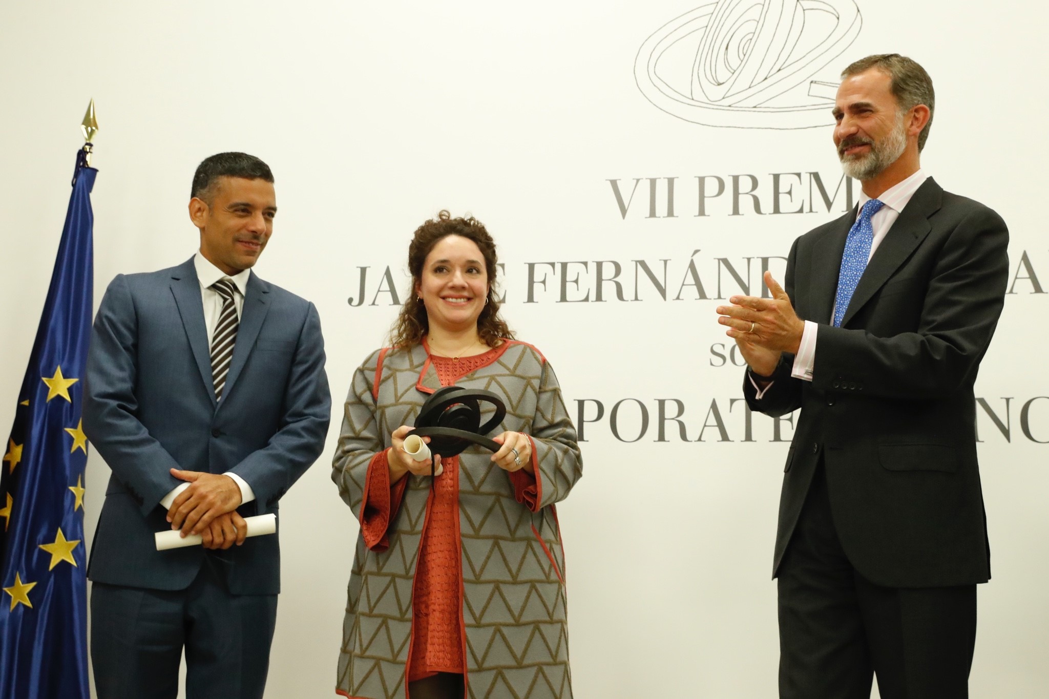 Daniel Paravisini and Juanita Gonzalez-Uribe receiving prize