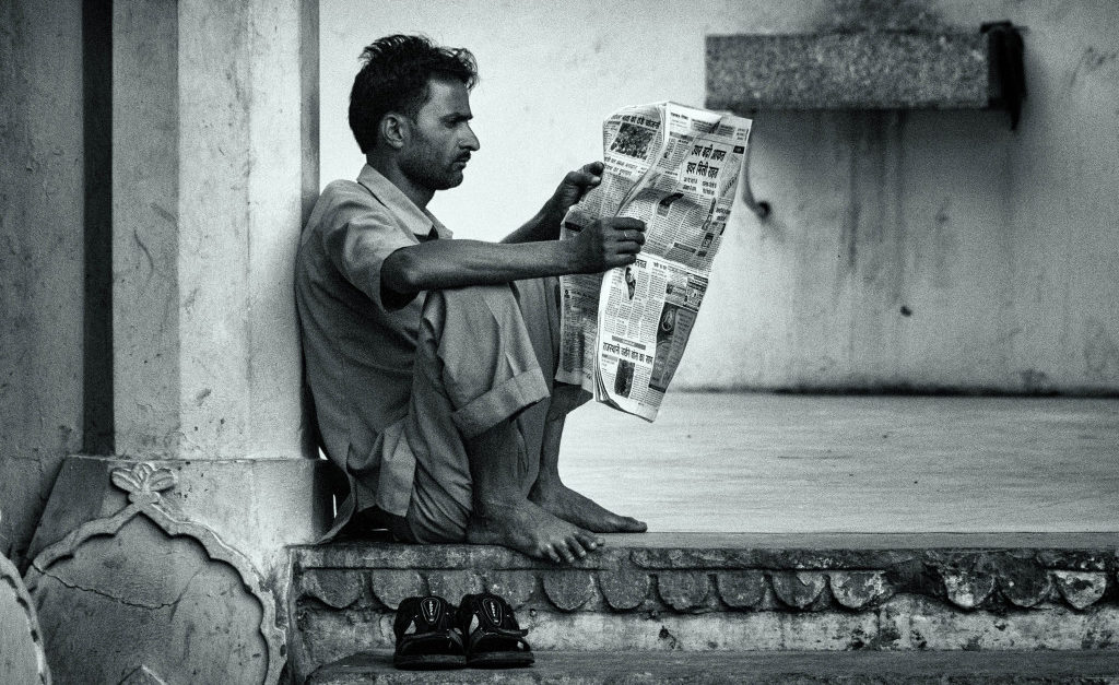 india-Reading a newspaper in India (Photo by Bo Nielsen, CC BY-NC-ND 2.0)
